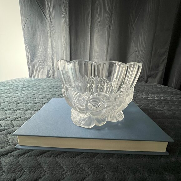 Vintage Mikasa Glass Bowl with Frosted Rose Floral - Picture 1 of 3